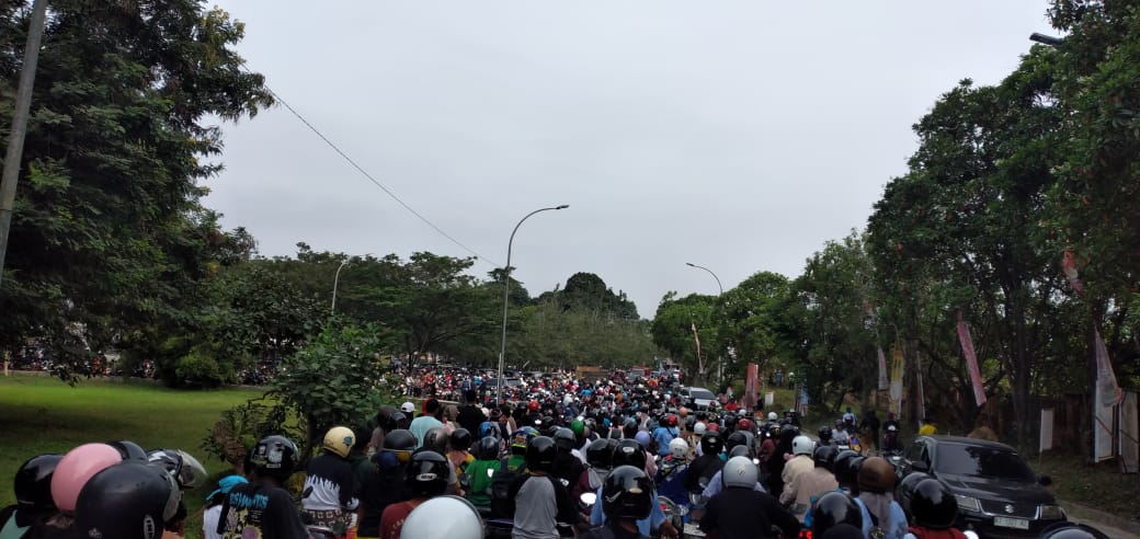 Kemacetan parah di Jembatan Kartanegara membuat kendaraan nyaris tidak bisa melintas hingga 2 jam.